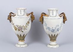 Ein Paar Vasen Rötlicher