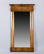 Biedermeier-Wandspiegel Nussbaum. 97 x