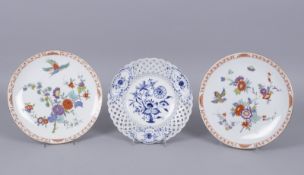 Drei Zierteller Porzellan, polychrom