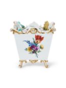 A MEISSEN (MARCOLINI) PORCELAIN BOUGH POT AND COVER, CIRCA 1775