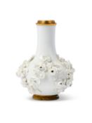 A MEISSEN WHITE PORCELAIN FLOWER-ENCRUSTED VASE, CIRCA 1735-38
