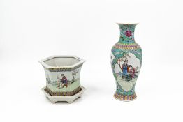 A composed lot of two Chinese republic finely Famille rose decorated porcelain vase and cache pot