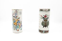 A composed lot of two Chinese Qianjiang and Famille rose decorated cylinder shaped porcelain hat vas