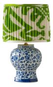 Tischlampe aus Keramik mit grünem Ikat-Schirm von Royal Delft