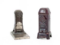 Zwei emaillierte Werbe Miniatur-Kaminöfen um 1920
