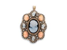 Opulente Anhänger/Brosche aus Gelbgold und Silber mit Kameen aus Koralle und Achat