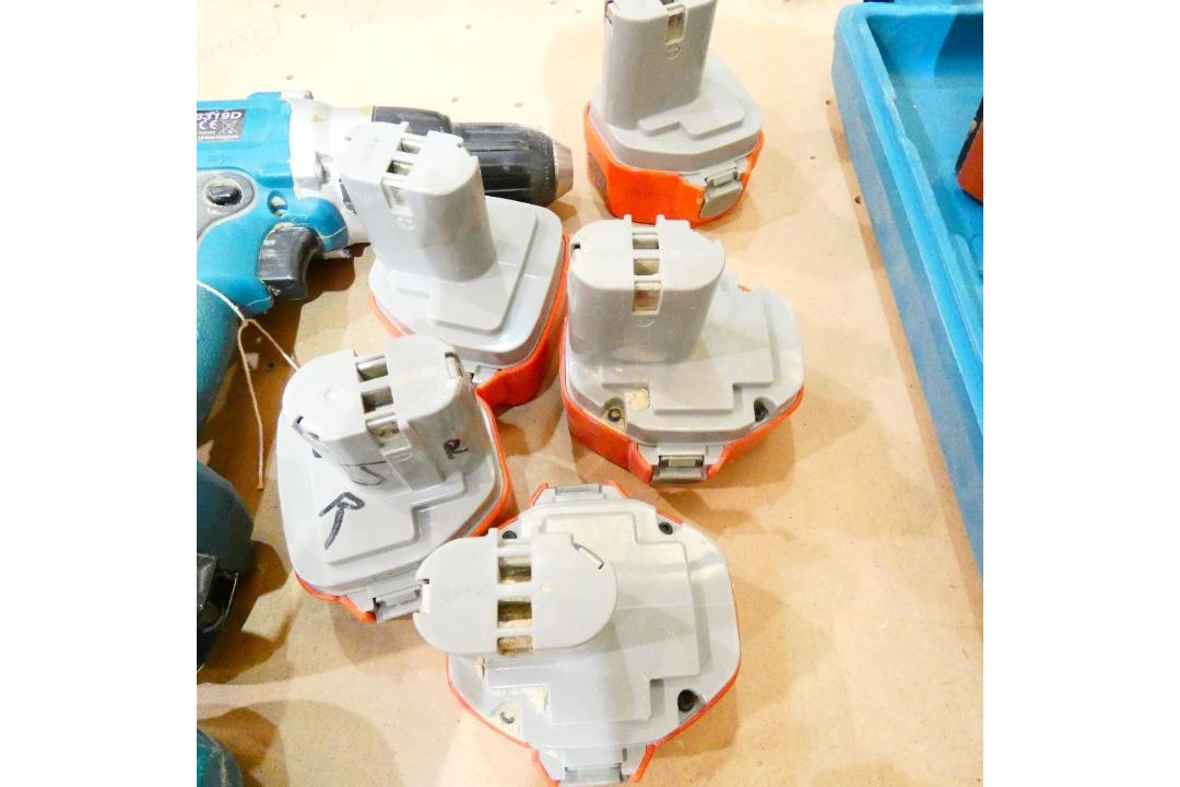 Makita 6319D & DA312D Cordless Drills with Charger & 8 Batteries (Location: Wantage. Please Refer to - Image 5 of 5