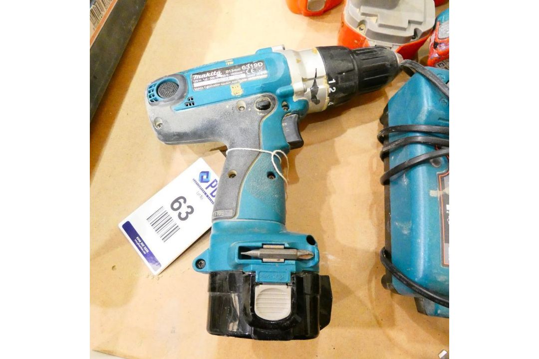 Makita 6319D & DA312D Cordless Drills with Charger & 8 Batteries (Location: Wantage. Please Refer to - Image 2 of 5