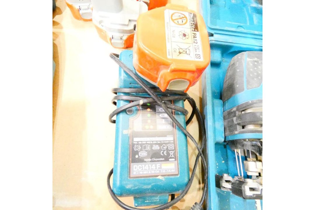 Makita 6319D & DA312D Cordless Drills with Charger & 8 Batteries (Location: Wantage. Please Refer to - Image 4 of 5