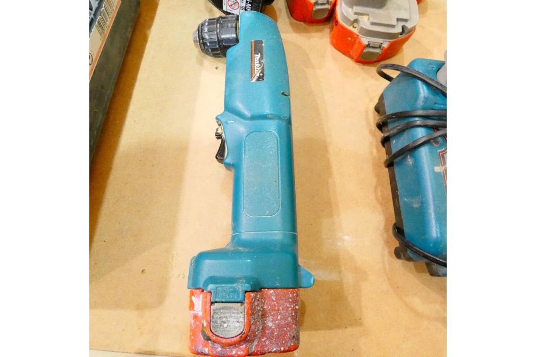 Makita 6319D & DA312D Cordless Drills with Charger & 8 Batteries (Location: Wantage. Please Refer to - Image 3 of 5