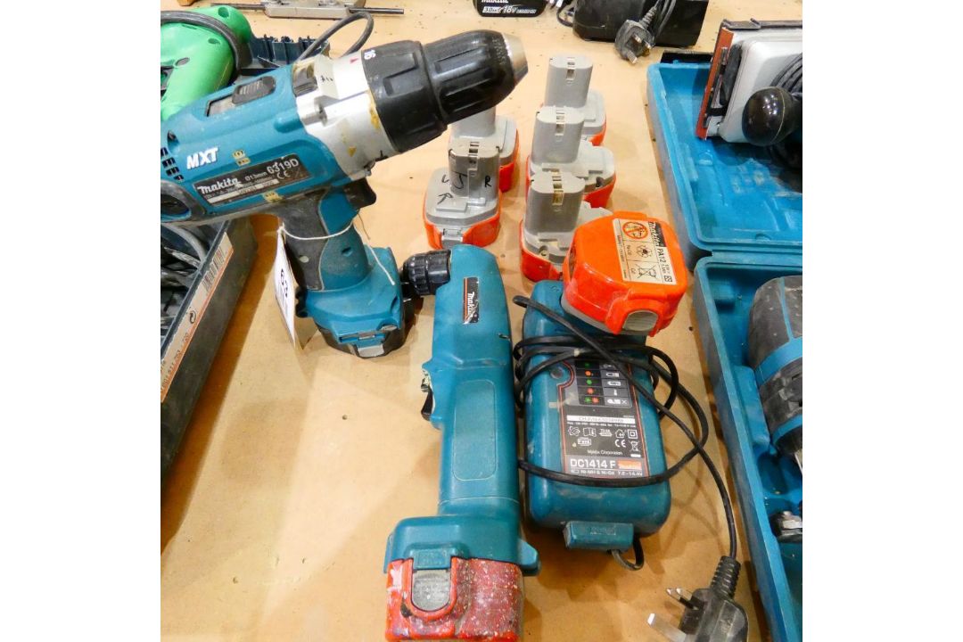 Makita 6319D & DA312D Cordless Drills with Charger & 8 Batteries (Location: Wantage. Please Refer to - Image 1 of 5