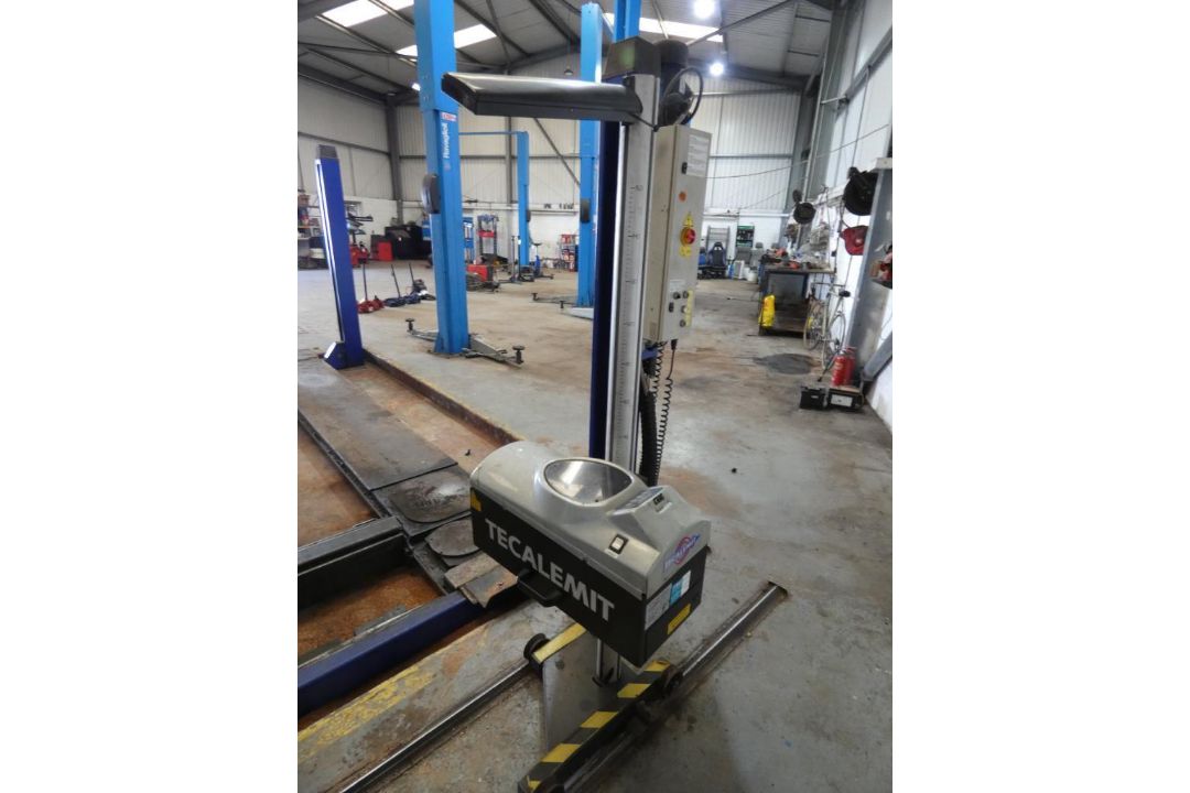 Class 4 MOT Test Bay comprising:- Tecalemit Sentinel SF9254 Vehicle Lift (2008), Capacity 4000kg, Se - Image 9 of 12