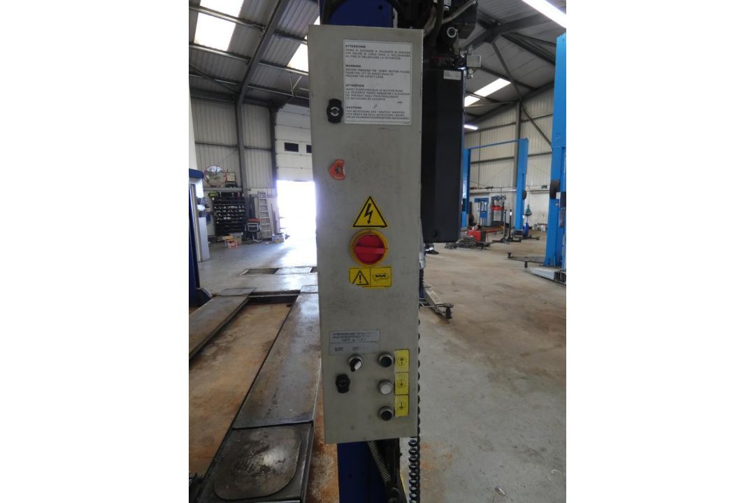 Class 4 MOT Test Bay comprising:- Tecalemit Sentinel SF9254 Vehicle Lift (2008), Capacity 4000kg, Se - Image 5 of 12