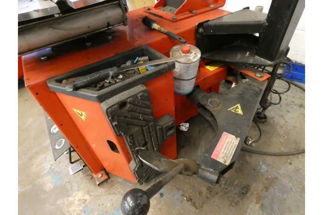 Hoffman Megaplan Tornado Tyre Changer (2020), Serial Number 9312910906459, Single Phase (Location: P - Image 7 of 11