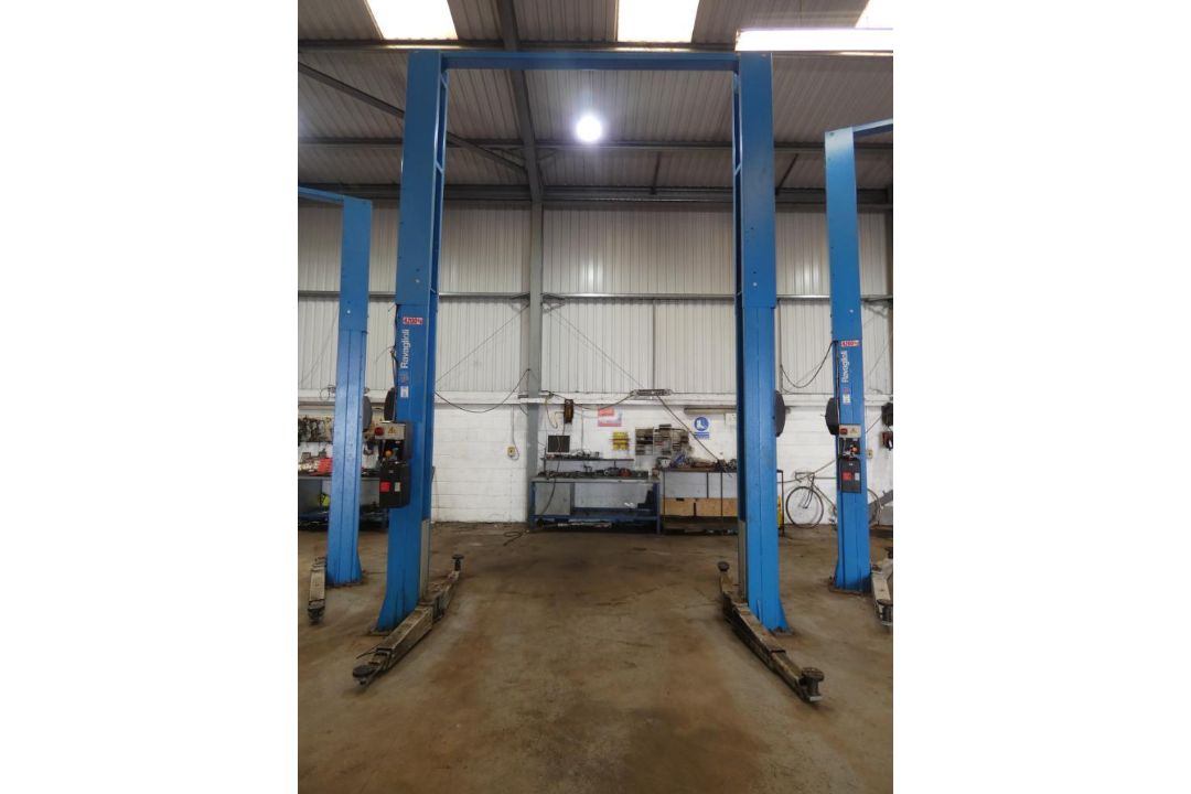 Ravaglioli KPH370.42K/LIK 2-Post Vehicle Lift (2017), Capacity 4200kg, Serial Number 10290801 (Locat - Image 1 of 7