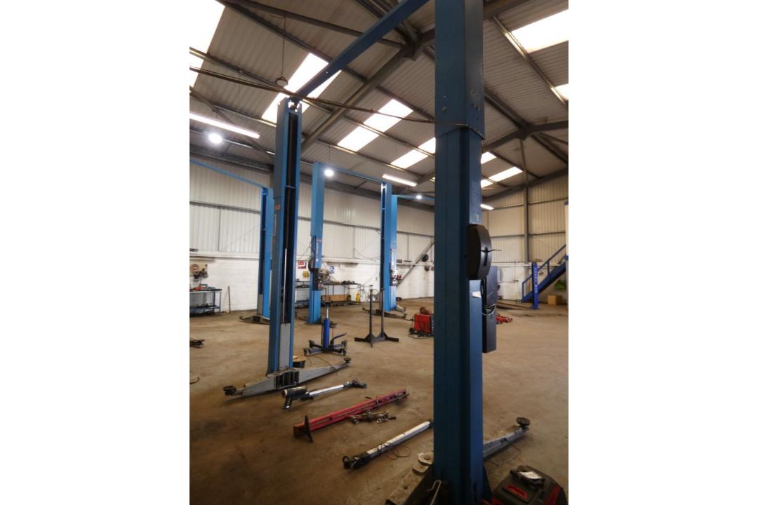 Ravaglioli KPH370.42K/LIK 2-Post High Vehicle Lift (2018), Capacity 4200kg, Serial Number 10325628 ( - Image 2 of 7