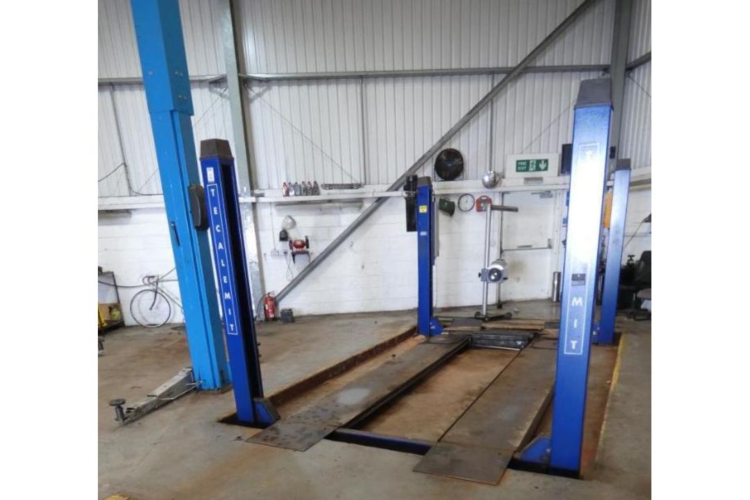Class 4 MOT Test Bay comprising:- Tecalemit Sentinel SF9254 Vehicle Lift (2008), Capacity 4000kg, Se - Image 1 of 12