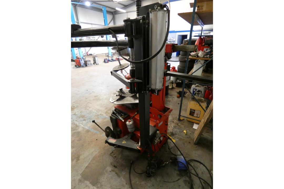 Hoffman Megaplan Tornado Tyre Changer (2020), Serial Number 9312910906459, Single Phase (Location: P - Image 2 of 11
