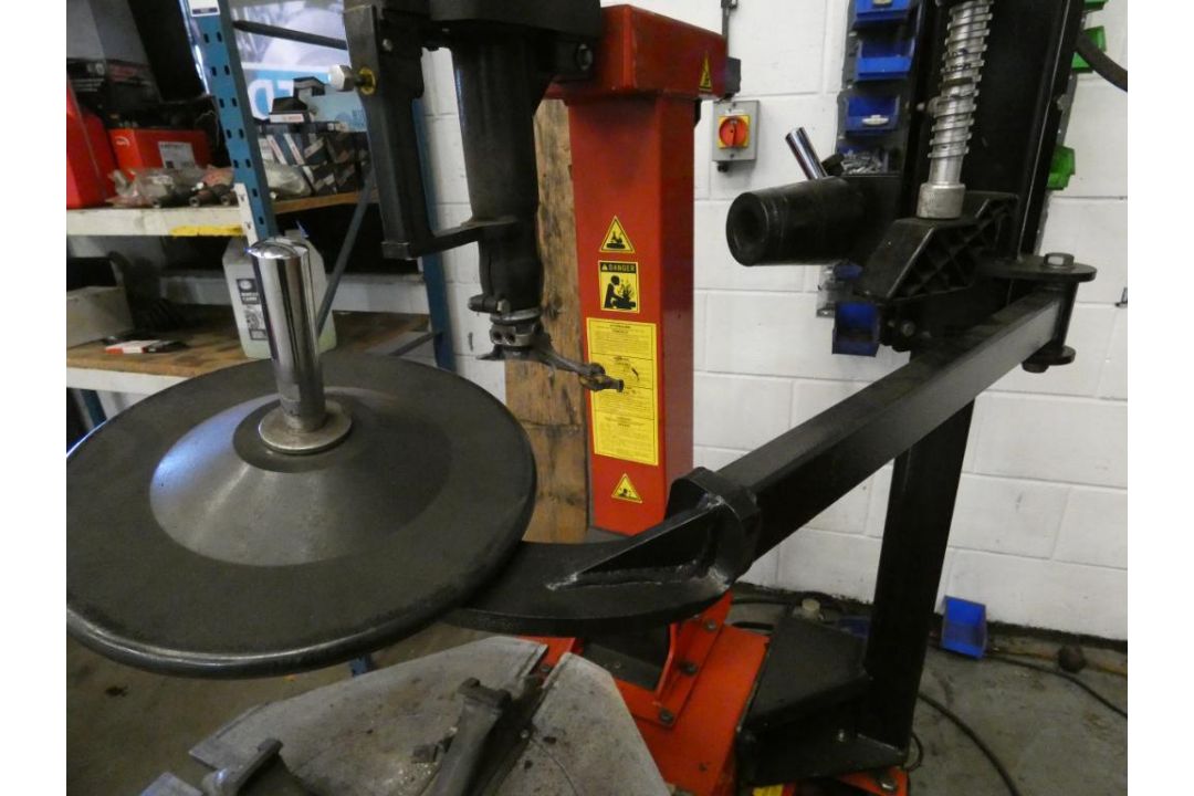 Hoffman Megaplan Tornado Tyre Changer (2020), Serial Number 9312910906459, Single Phase (Location: P - Image 8 of 11