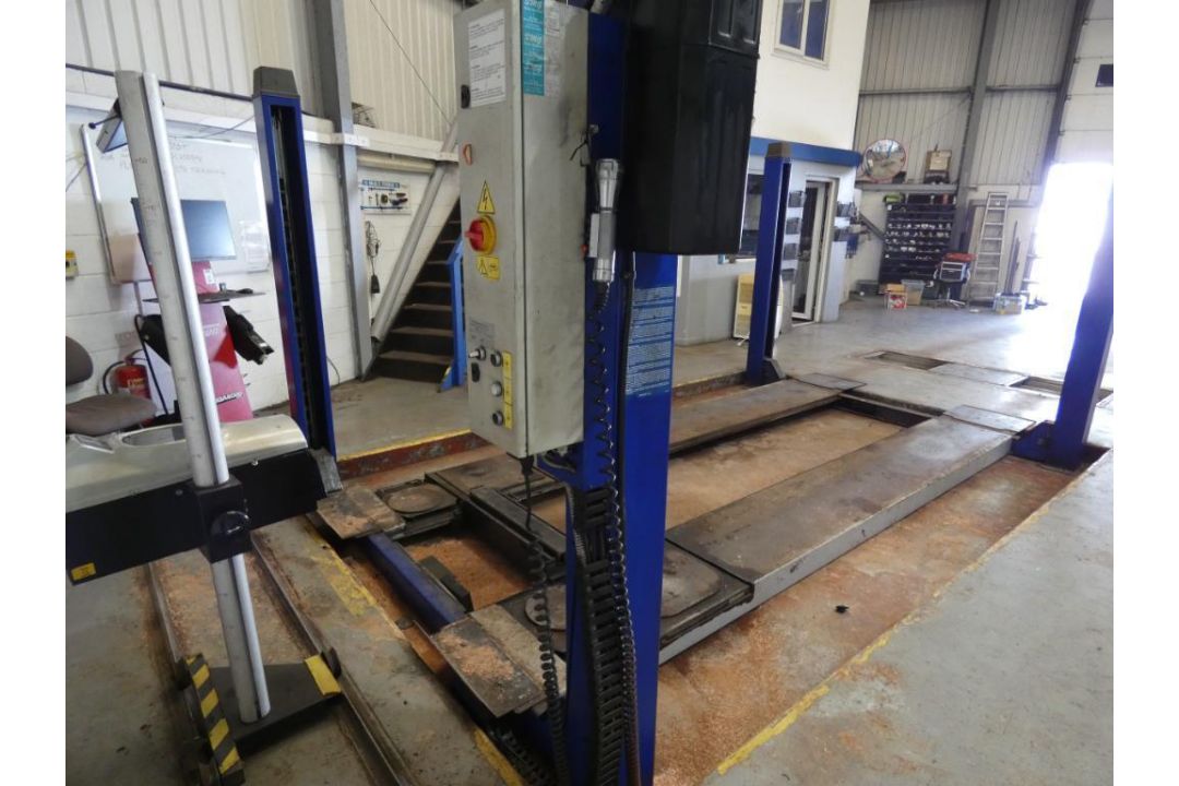 Class 4 MOT Test Bay comprising:- Tecalemit Sentinel SF9254 Vehicle Lift (2008), Capacity 4000kg, Se - Image 2 of 12