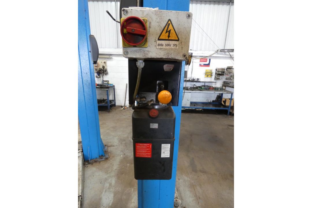 Ravaglioli KPH370.42K/LIK 2-Post Vehicle Lift (2017), Capacity 4200kg, Serial Number 10290801 (Locat - Image 5 of 7