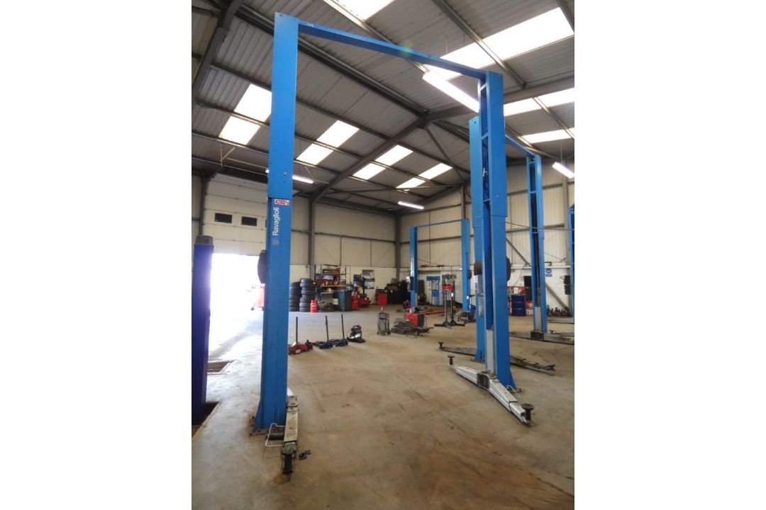 Ravaglioli KPH370.42K/LIK 2-Post Vehicle Lift (2017), Capacity 4200kg, Serial Number 10301657 (Locat - Image 2 of 7