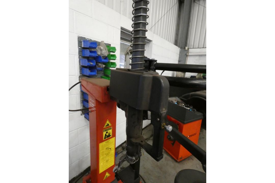 Hoffman Megaplan Tornado Tyre Changer (2020), Serial Number 9312910906459, Single Phase (Location: P - Image 4 of 11