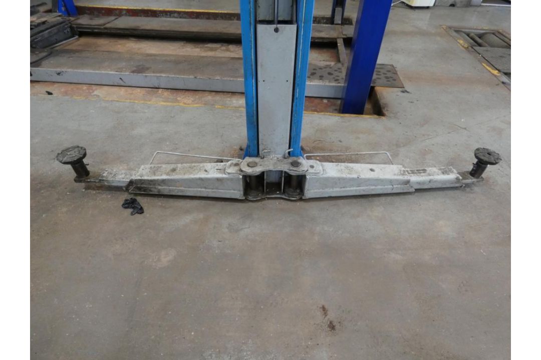 Ravaglioli KPH370.42K/LIK 2-Post Vehicle Lift (2017), Capacity 4200kg, Serial Number 10301657 (Locat - Image 4 of 7