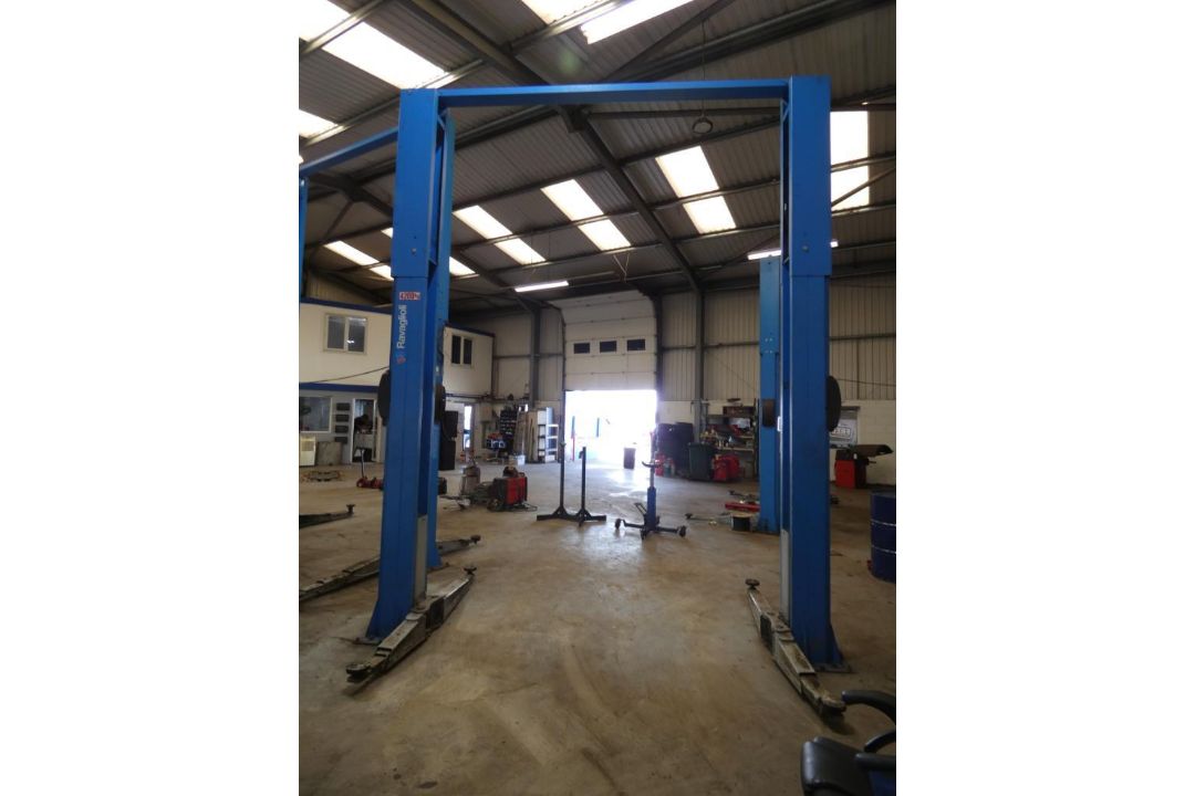 Ravaglioli KPH370.42K/LIK 2-Post High Vehicle Lift (2017), Capacity 4200kg, Serial Number 10295922 ( - Image 2 of 7