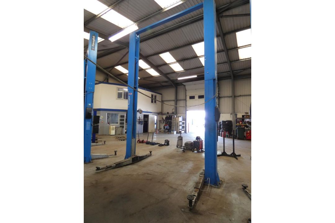 Ravaglioli KPH370.42K/LIK 2-Post Vehicle Lift (2017), Capacity 4200kg, Serial Number 10290801 (Locat - Image 2 of 7