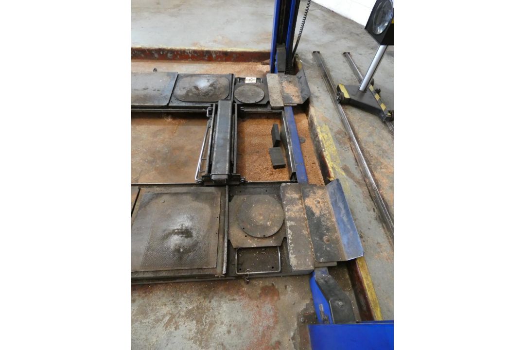 Class 4 MOT Test Bay comprising:- Tecalemit Sentinel SF9254 Vehicle Lift (2008), Capacity 4000kg, Se - Image 4 of 12