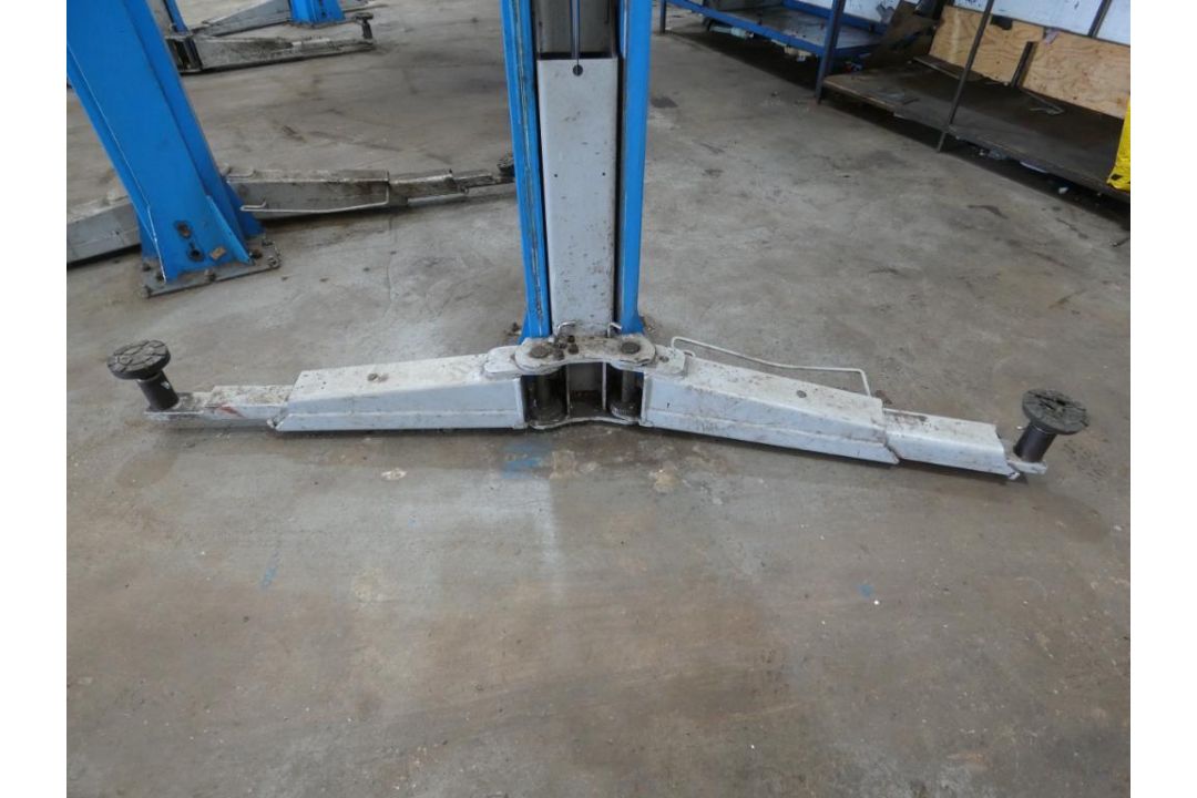 Ravaglioli KPH370.42K/LIK 2-Post Vehicle Lift (2017), Capacity 4200kg, Serial Number 10301657 (Locat - Image 3 of 7