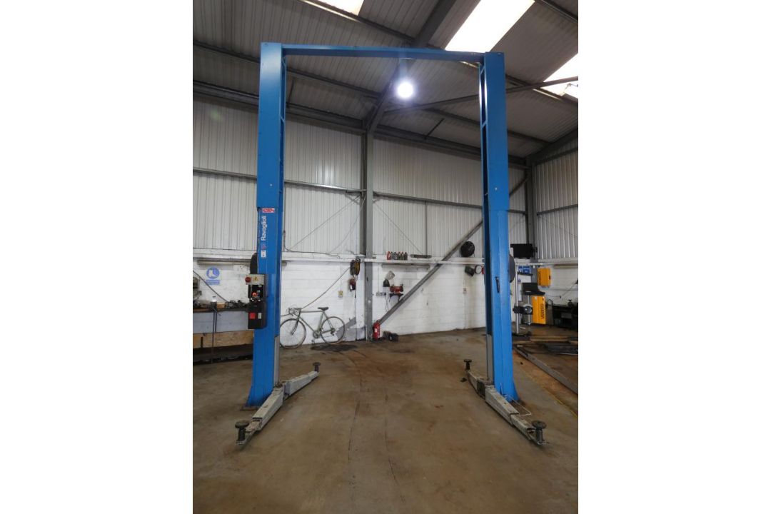 Ravaglioli KPH370.42K/LIK 2-Post Vehicle Lift (2017), Capacity 4200kg, Serial Number 10301657 (Locat - Image 1 of 7