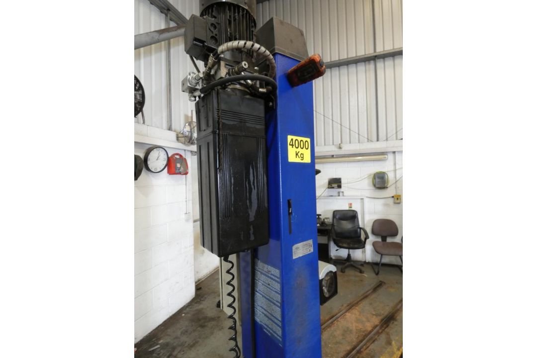 Class 4 MOT Test Bay comprising:- Tecalemit Sentinel SF9254 Vehicle Lift (2008), Capacity 4000kg, Se - Image 6 of 12