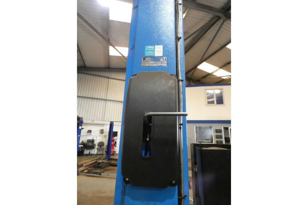 Ravaglioli KPH370.42K/LIK 2-Post Vehicle Lift (2017), Capacity 4200kg, Serial Number 10301657 (Locat - Image 6 of 7