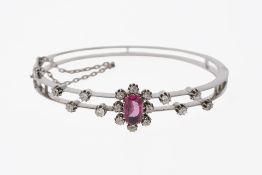 Armreif mit Rubin und Diamanten
