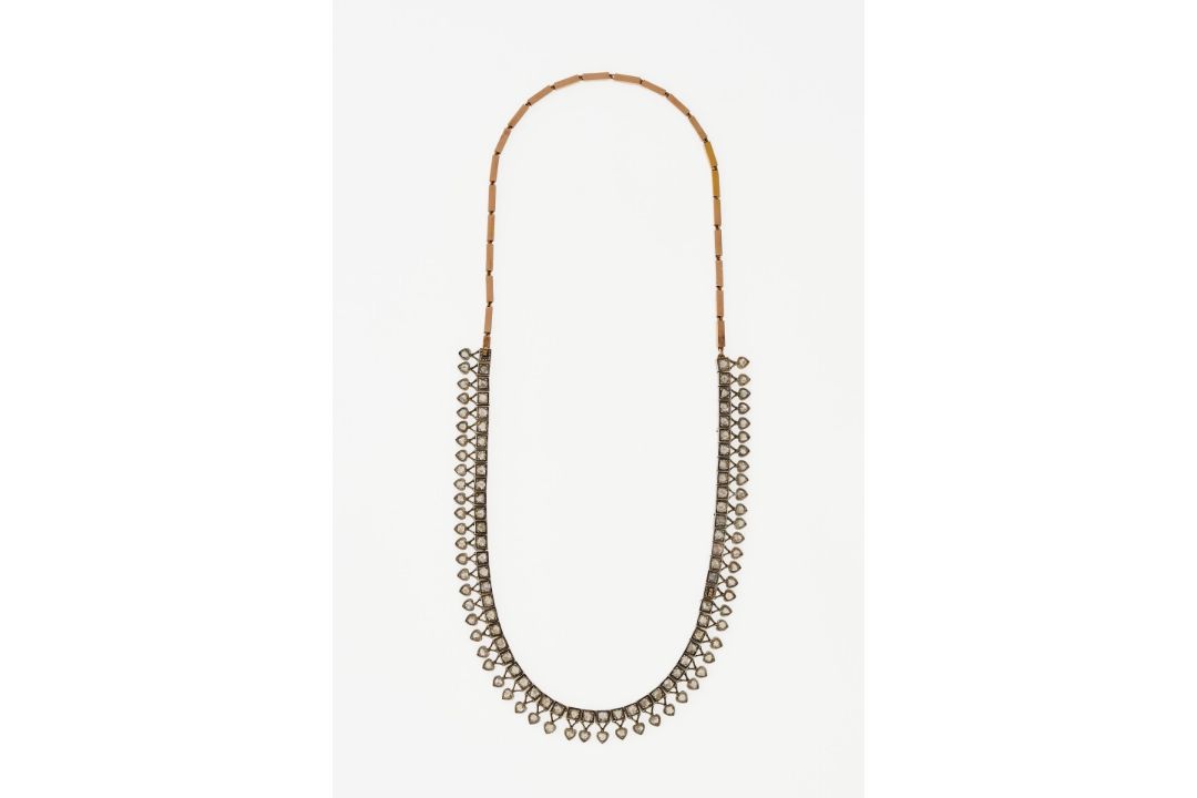 Wandelbares Collier mit Diamantrosen
