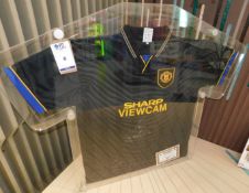 Manchester United Eric Cantona Shirt, Signed with CoA.  (Location: Stockport (SK4). Please Refer