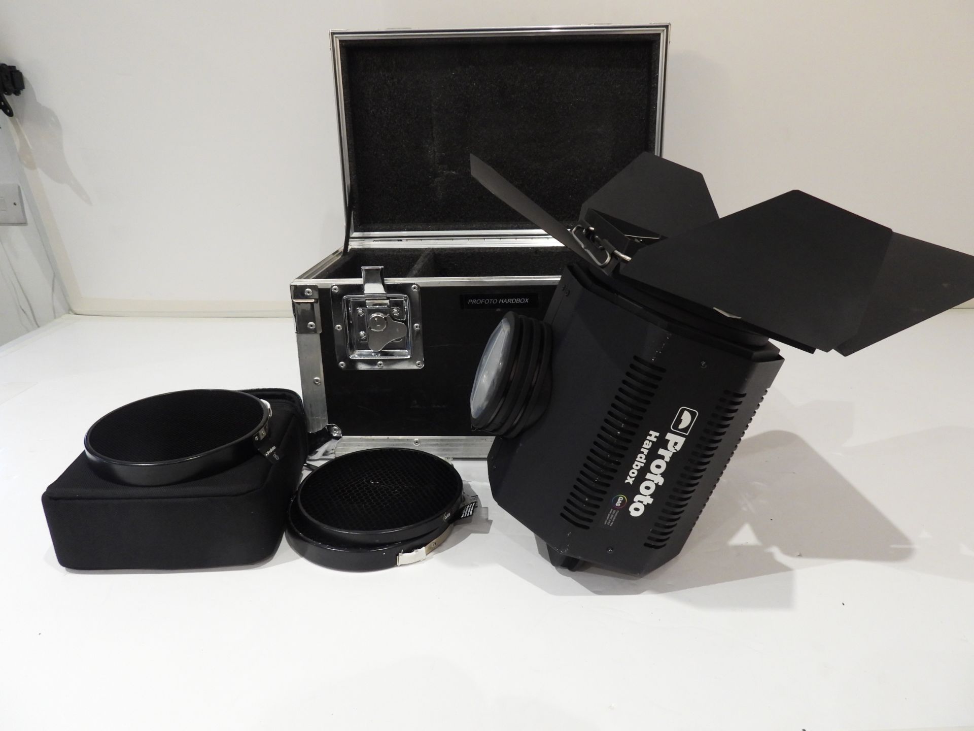 Profoto Hardbox Light Absorber with Flight Case - Image 2 of 3