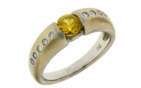 Ring 11,24g 750/- Weißgold mit 10 Diamanten zus. ca. 0,15 ct. und gelben Saphir (behandelt), Ring...