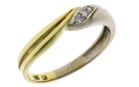 Ring 2,44g 585/- Gelbgold und Weißgold mit 3 Diamanten zus. ca. 0,05 ct., Ringgröße ca. 57