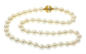 Perlenkette mit Goldnittelverschluss 43,11g 750/- Gelbgold und Weißgold mit 24 Diamanten zus. ca....