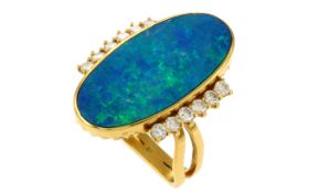 Ring 13,34g 750/- Gelbgold mit 12 Diamanten zus. ca. 0,60 ct. und Opal, Ringgröße ca. 53