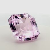 Kunzit. 28.40 ct. Laenge 17.71 mm. Breite 17.04 mm. Hoehe 13.14 mm