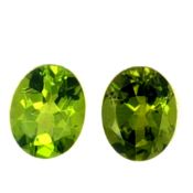Peridot-Paar. 6.13 ct.. Laenge 10.09 mm. Breite 8.04 mm. Hoehe 5.29 mm