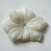 Opal Bluete Handgravur 10.17 ct. Laenge 25.20 mm. Breite 20.91 mm. Hoehe 4.28 mm