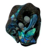Boulder Opal Gravur zu 23.76 ct.. Laenge 27.00 mm. Breite 21.60 mm. Hoehe 6.42 mm