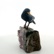 Handgeschnitzter Vogel aus Sodalith auf einem Sockel aus Amethyst mit Quartzmatrix und einem gelb...