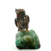 Farbstein Objekt Vogel 75.07 g Hoehe ca. 6.50 cm Masse Sockel ca. 3.30x3.40x2.80 cm Masse Vogel ca. 