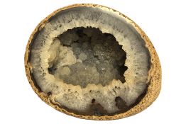 Farbstein Stufe. Laenge ca. 20 cm x Breite ca. 17 cm x Hoehe ca. 10 cm